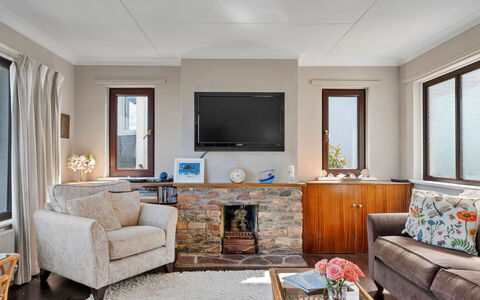 Michel: Meubilair, Interieur Ontwerp, Bankstel, Woonkamer, Hout, Flooring, Televisie, Plafond, Kamer, Verdieping