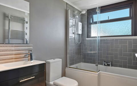 Michel: Badkamer, Loodgieterswerkinrichting, Flooring, Interieur Ontwerp, Verdieping, Wastafel, Loodgieter, Kraan, Bad, Tegel