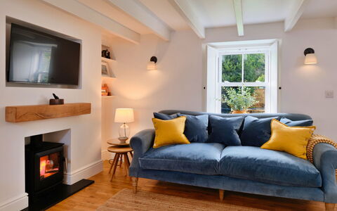 Millstone Cottage: Meubilair, Interieur Ontwerp, Bankstel, Hout, Flooring, Woonkamer, Verdieping, Kussen Gooien, Verlichting, Huis