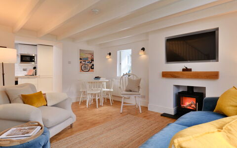 Millstone Cottage: Meubilair, Interieur Ontwerp, Flooring, Verdieping, Muur, Bankstel, Kamer, Hout, Plafond, Woonkamer