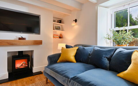 Millstone Cottage: Meubilair, Interieur Ontwerp, Muur, Bankstel, Flooring, Hout, Woonkamer, Verdieping, Kamer, Verlichting