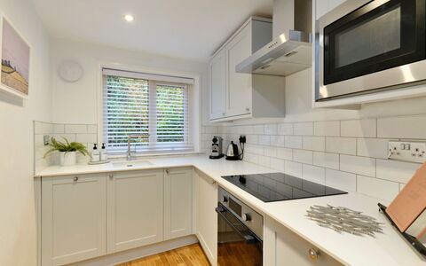 Millstone Cottage: Keuken, Countertop, Toestel Van De Keuken, Interieur Ontwerp, Major Appliance, Cabinetry, Flooring, Hout, Verdieping, Plafond