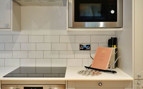Millstone Cottage: Toestel Van De Keuken, Keuken, Major Appliance, Countertop, Cabinetry, Hout, Flooring, Interieur Ontwerp, Huishoudapparatuur, Fornuis