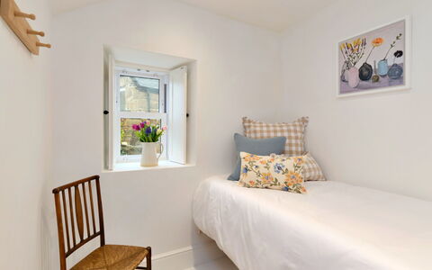 Millstone Cottage: Meubilair, Interieur Ontwerp, Bed, Muur, Slaapkamer, Flooring, Verdieping, Hout, Kussen, Linens