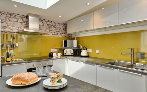 Penzance 624: Keuken, Toestel Van De Keuken, Countertop, Major Appliance, Interieur Ontwerp, Geel, Flooring, Plafond, Meubilair, Cabinetry