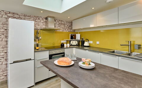 Penzance 624: Keuken, Countertop, Interieur Ontwerp, Meubilair, Toestel Van De Keuken, Major Appliance, Flooring, Hout, Plafond, Verdieping