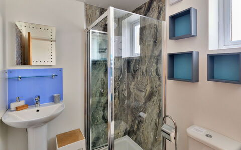 Penzance 624: Loodgieterswerkinrichting, Badkamer, Wastafel In De Badkamer, Flooring, Interieur Ontwerp, Wastafel, Verdieping, Spiegel, Kraan, Loodgieter