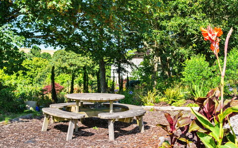 The Old Vicarage: Buitenmeubels, Meubilair, Struik, Tuin, Openluchtbank, Plantengemeenschap, Buitentafel, Bank, Picknicktafel, Schaduw