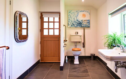 The Old Vicarage: Interieur Ontwerp, Flooring, Loodgieterswerkinrichting, Badkamer, Verdieping, Toilet, Loodgieter, Kraan, Verlichting, Wastafel