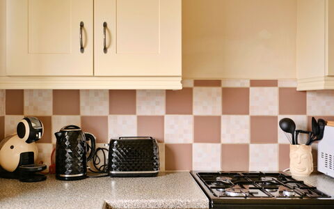 Looe Valley View: Keuken, Roze, Countertop, Fornuis, Fornuis, Gasfornuis, Toestel Van De Keuken, Cooktop, Tegel, Cabinetry