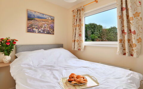 Looe Valley View: Meubilair, Slaapkamer, Interieur Ontwerp, Bed, Laken, Linens, Huis, Bedding, Appartement, Kussen Gooien