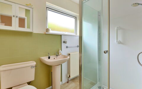 Looe Valley View: Badkamer, Loodgieterswerkinrichting, Muur, Flooring, Verdieping, Toilet, Interieur Ontwerp, Wc Bril, Wastafel In De Badkamer, Loodgieter