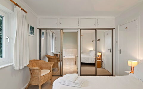 Little Watch House: Meubilair, Interieur Ontwerp, Bed, Flooring, Verdieping, Hout, Slaapkamer, Plafond, Textiel, Verlichting