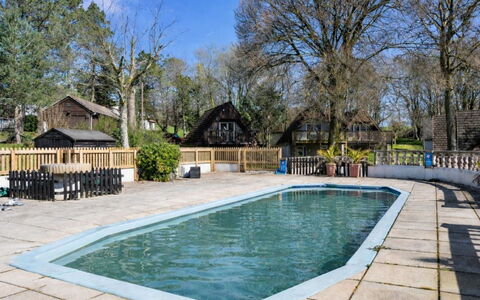 Toblerone Lodge: Zwembad, Toevlucht, Verblijf, Schaduw, Landgoed, Hek, Eco Hotel, Badplaats, Backyard, Outdoor Structuur