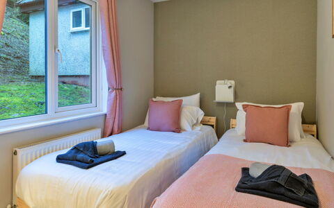 Toblerone Lodge: Bed, Slaapkamer, Laken, Bedding, Interieur Ontwerp, Hout, Meubilair, Textiel, Linens, Bed Frame