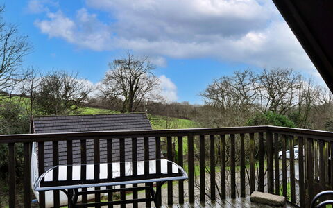 Toblerone Lodge: Hout, Meubilair, Veranda, Baluster, Leuning, Buitenmeubels, Dek, Hardwood, Balkon, Hek