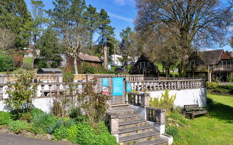 Toblerone Lodge: Boom, Struik, Huis, De Lente, Hek, Tuin, Verblijf, Landscaping, Schaduw