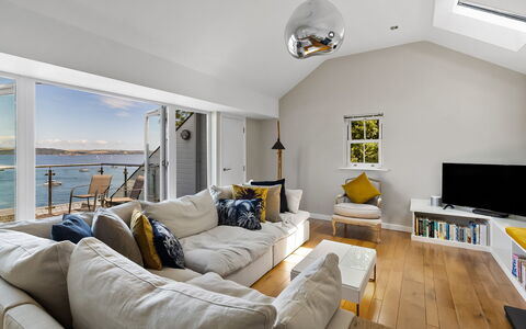 Bownder House: Meubilair, Bankstel, Interieur Ontwerp, Flooring, Verdieping, Plafond, Woonkamer, Kamer, Verlichting