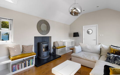 Bownder House: Meubilair, Interieur Ontwerp, Flooring, Muur, Verdieping, Bankstel, Hout, Plafond, Woonkamer, Kamer