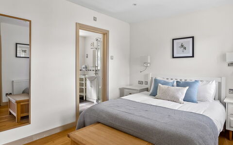 Bownder House: Meubilair, Bed, Interieur Ontwerp, Slaapkamer, Bedding, Muur, Laken, Kamer, Hout, Flooring