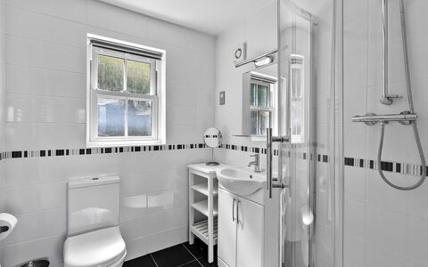 Bownder House: Wc Bril, Badkamer, Loodgieterswerkinrichting, Toilet, Wastafel, Interieur Ontwerp, Flooring, Verdieping, Loodgieter, Kraan