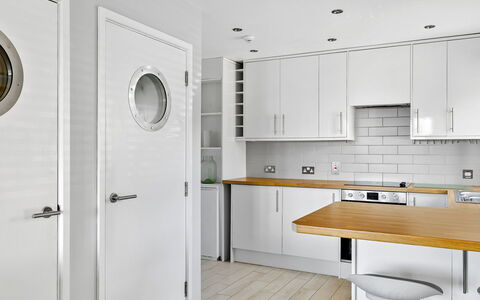 Bownder House: Interieur Ontwerp, Muur, Flooring, Hout, Countertop, Verdieping, Keuken, Cabinetry, Meubilair, Huis