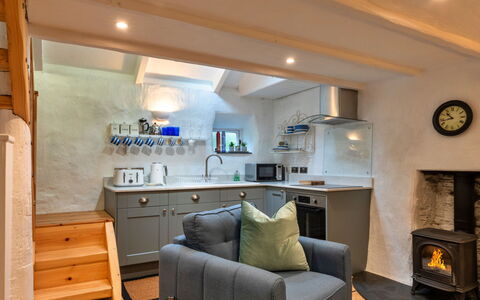 Spray Barn: Meubilair, Interieur Ontwerp, Flooring, Hout, Verdieping, Plafond, Kamer, Verlichting, Cabinetry, Countertop