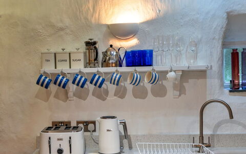 Spray Barn: Keuken, Interieur Ontwerp, Toestel Van De Keuken, Stellingen, Plank, Fles, Small Appliance, Countertop, Kraan