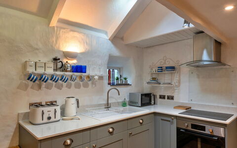 Spray Barn: Keuken, Toestel Van De Keuken, Countertop, Major Appliance, Interieur Ontwerp, Cabinetry, Plafond, Fornuis, Huishoudapparatuur, Flooring
