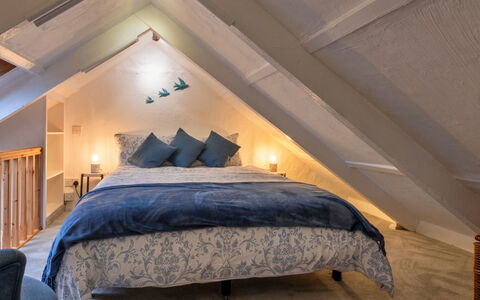 Spray Barn: Slaapkamer, Interieur Ontwerp, Bed, Meubilair, Hout, Plafond, Flooring, Laken, Verdieping, Bedding