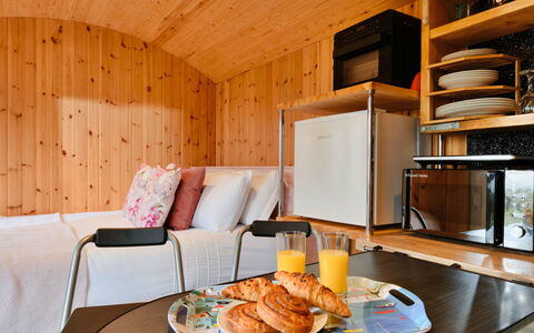 Demelza Shepherd'S Hut: Interieur Ontwerp, Hout, Flooring, Verdieping, Kamer, Plafond, Beits, Slaapkamer, Hardwood, Bed