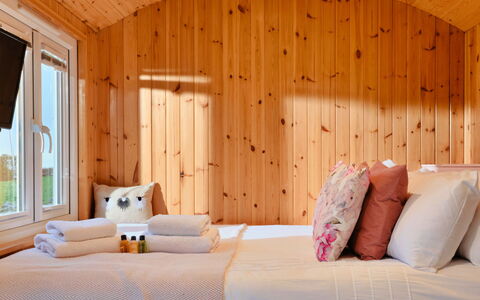 Demelza Shepherd'S Hut: Hout, Interieur Ontwerp, Slaapkamer, Flooring, Verdieping, Bed, Verlichting, Kamer, Huis, Laken
