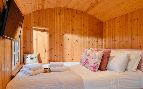 Demelza Shepherd'S Hut: Interieur Ontwerp, Slaapkamer, Hout, Bed, Flooring, Laken, Bedding, Verdieping, Verlichting, Meubilair