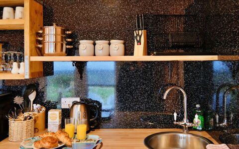Demelza Shepherd'S Hut: Keuken, Countertop, Graniet, Toestel Van De Keuken, Loodgieterswerkinrichting, Natuurlijk Materiaal, Kraan, Loodgieter, Cabinetry, Beits