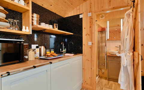 Demelza Shepherd'S Hut: Hout, Flooring, Keuken, Interieur Ontwerp, Cabinetry, Countertop, Meubilair, Loodgieterswerkinrichting, Verdieping, Verlichting