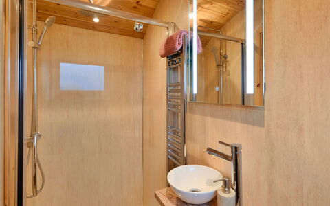 Demelza Shepherd'S Hut: Loodgieterswerkinrichting, Flooring, Hout, Verdieping, Interieur Ontwerp, Wastafel In De Badkamer, Wastafel, Badkamer, Loodgieter, Kraan