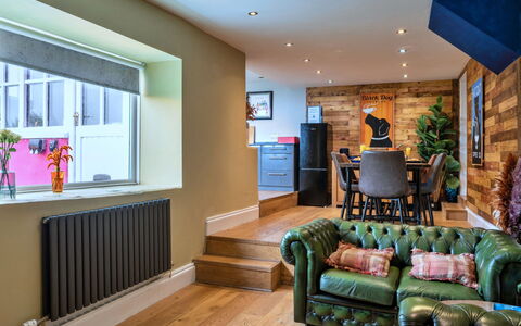 High Cross House: Meubilair, Interieur Ontwerp, Flooring, Muur, Verdieping, Bankstel, Hout, Plafond, Woonkamer, Kamer