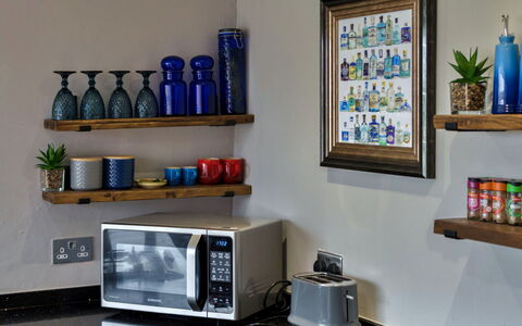 High Cross House: Stellingen, Plank, Interieur Ontwerp, Fotolijst, Kamer, Toestel Van De Keuken, Small Appliance, Huishoudapparatuur, Keuken