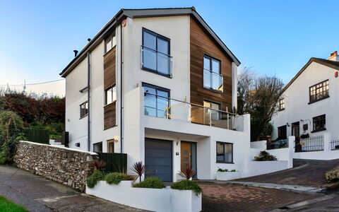 Lake View: Muur, Gebouw, Venster, Huis, Huis, Woongebied, Facade, Deur, Verblijf, Oprit