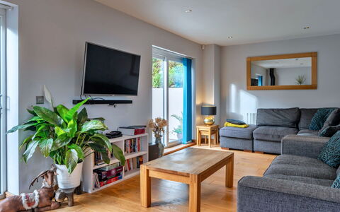 Lake View: Meubilair, Interieur Ontwerp, Flooring, Bankstel, Hout, Verdieping, Kamer, Woonkamer, Plafond, Verlichting