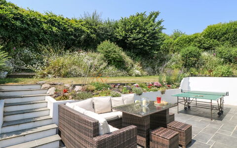 Lake View: Meubilair, Buitenmeubels, Tafel, Stoel, Tuin, Struik, Buitentafel, Bloempot, Flagstone