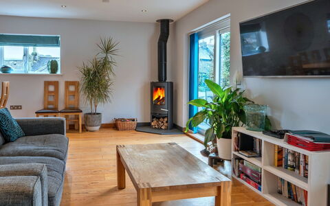 Lake View: Meubilair, Interieur Ontwerp, Hout, Flooring, Haard, Woonkamer, Verdieping, Verlichting, Tafel, Huis