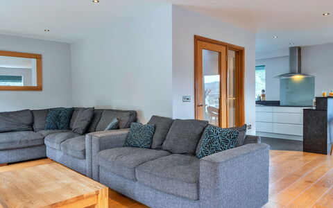 Lake View: Meubilair, Bankstel, Interieur Ontwerp, Flooring, Verdieping, Hout, Woonkamer, Kamer, Plafond