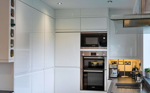 Lake View: Toestel Van De Keuken, Keuken, Major Appliance, Interieur Ontwerp, Cabinetry, Flooring, Hout, Countertop, Huishoudapparatuur, Plafond