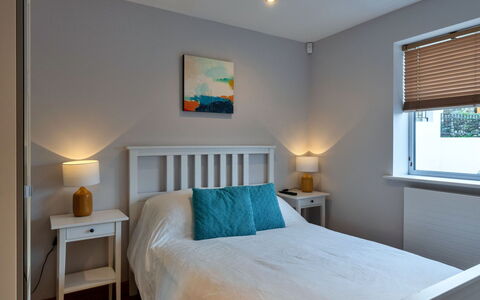 Lake View: Bed, Meubilair, Bedding, Slaapkamer, Interieur Ontwerp, Laken, Hout, Linens, Kamer, Verdieping