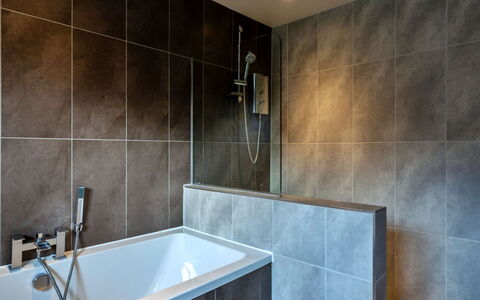 Lake View: Muur, Flooring, Loodgieterswerkinrichting, Verdieping, Badkamer, Interieur Ontwerp, Bad, Loodgieter, Samengesteld Materiaal, Kraan