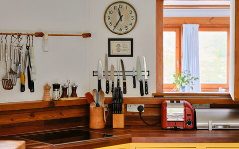 The Cuddy: Hout, Keuken, Countertop, Toestel Van De Keuken, Beits, Cabinetry, Kamer, Small Appliance