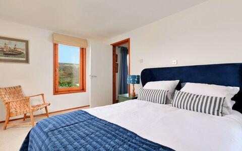 The Cuddy: Meubilair, Interieur Ontwerp, Bed, Slaapkamer, Muur, Kamer, Flooring, Hout, Laken, Verdieping