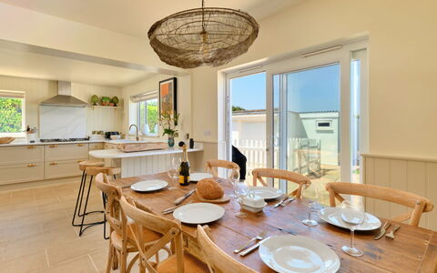 The Coast House: Meubilair, Hout, Flooring, Interieur Ontwerp, Tafel, Keuken En Eettafel, Verdieping, Stoel, Plafond, Eetkamer