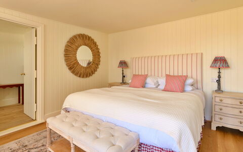 The Coast House: Bed, Meubilair, Bedding, Slaapkamer, Interieur Ontwerp, Laken, Hout, Verdieping, Flooring, Linens